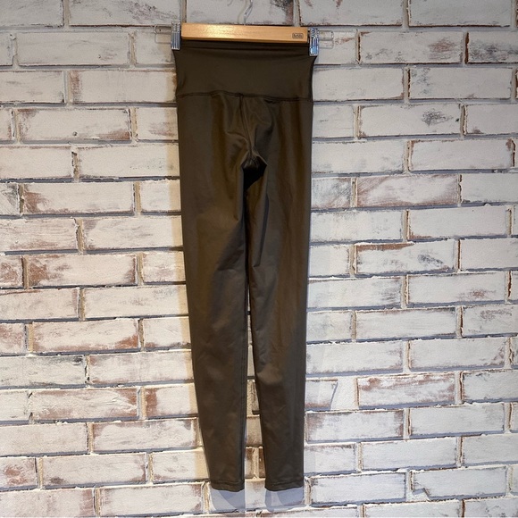 Aerie chill play move olive army green sheen leggings size XS - Picture 5 of 6